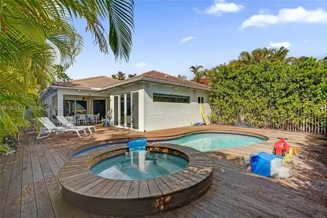 1662 Diplomat Drive Miami FL 33179