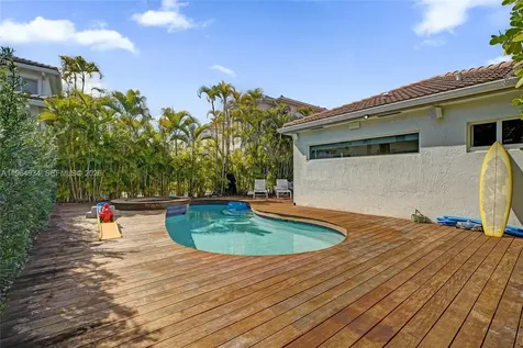 1662 Diplomat Drive Miami FL 33179