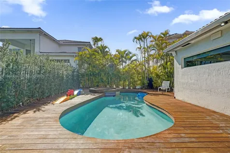1662 Diplomat Drive Miami FL 33179
