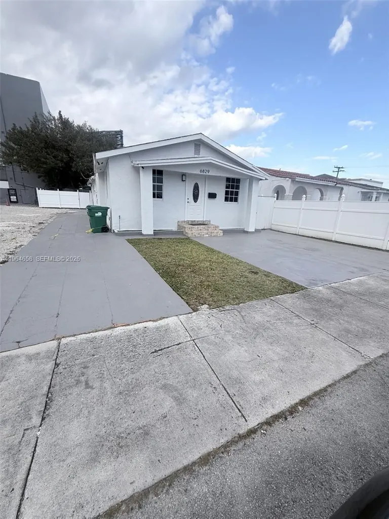 6829 SW 25th Street Miami FL 33155