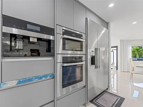 6180 Pine Tree Drive Miami Beach FL 33140