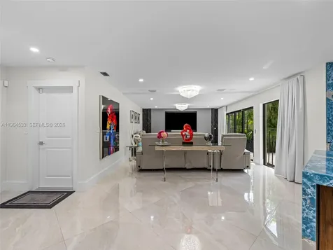 6180 Pine Tree Drive Miami Beach FL 33140