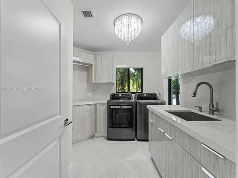 6180 Pine Tree Drive Miami Beach FL 33140