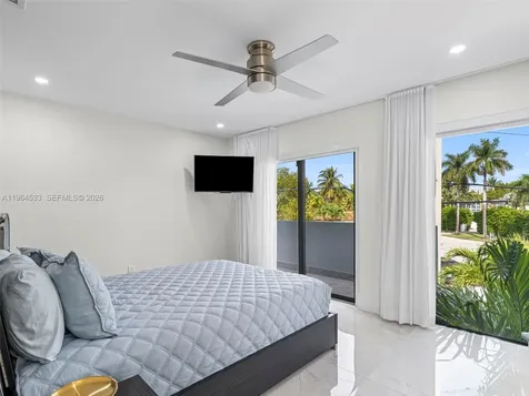 6180 Pine Tree Drive Miami Beach FL 33140