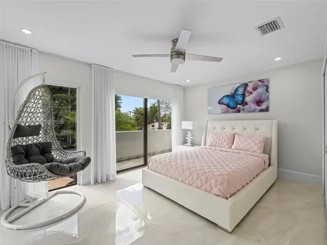 6180 Pine Tree Drive Miami Beach FL 33140