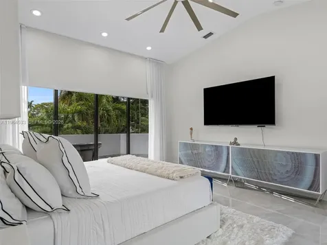 6180 Pine Tree Drive Miami Beach FL 33140
