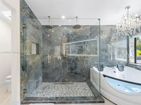 6180 Pine Tree Drive Miami Beach FL 33140