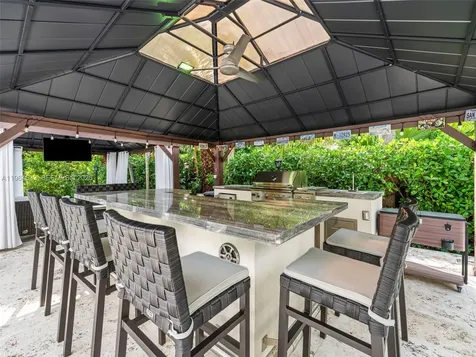 6180 Pine Tree Drive Miami Beach FL 33140