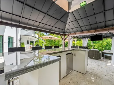 6180 Pine Tree Drive Miami Beach FL 33140