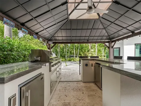 6180 Pine Tree Drive Miami Beach FL 33140