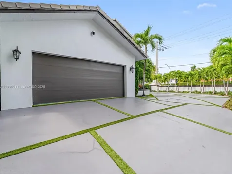 6180 Pine Tree Drive Miami Beach FL 33140
