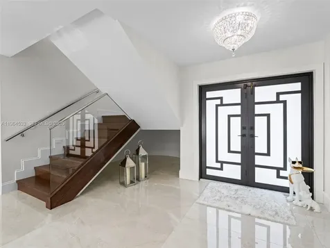 6180 Pine Tree Drive Miami Beach FL 33140