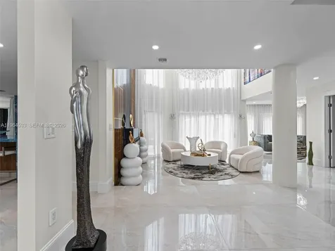 6180 Pine Tree Drive Miami Beach FL 33140