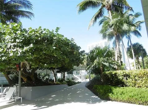 68 SE 6th Street Miami FL 33131