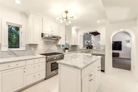 5711 N Bay Road Miami Beach FL 33140