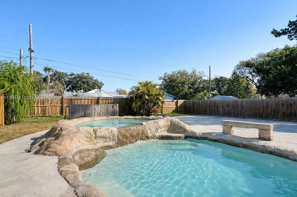 5613 N 19th Avenue S Other City - In The State Of Florida FL 33707