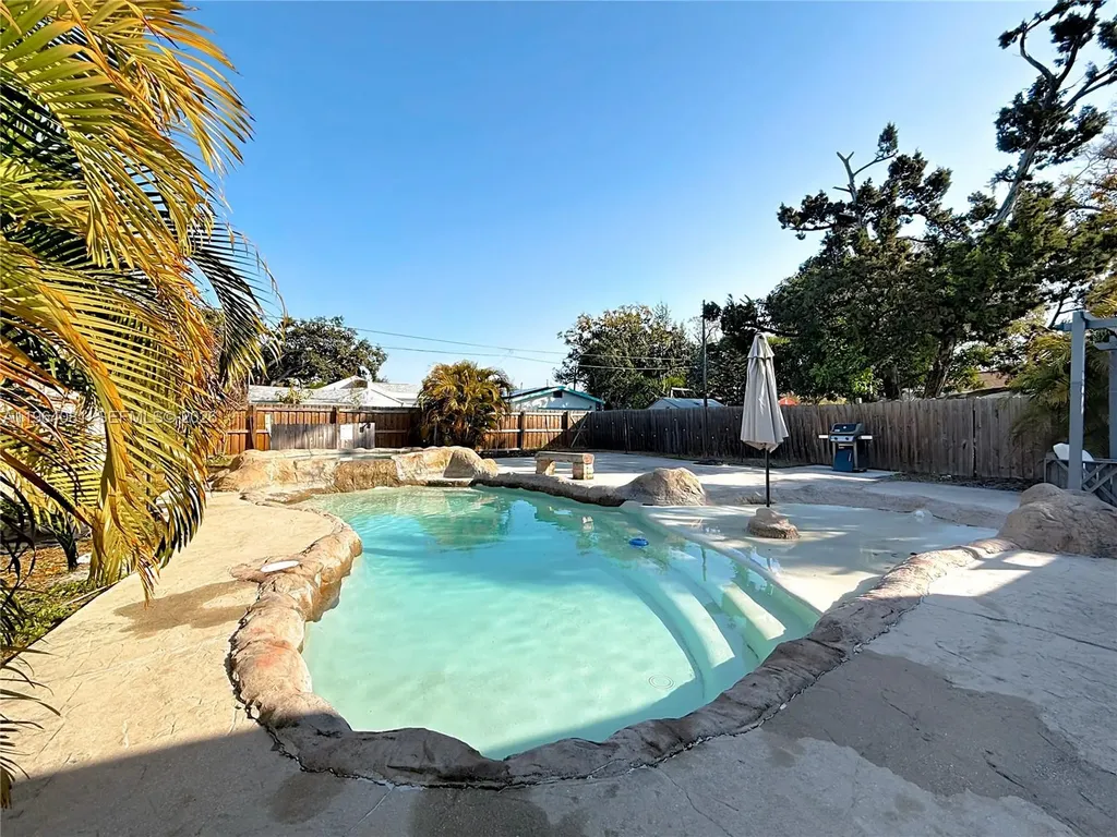 5613 N 19th Avenue S Other City - In The State Of Florida FL 33707