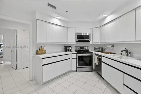 3500 Island Bl Aventura FL 33160