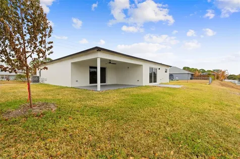 560 SW Carter Avenue Port St. Lucie FL 34983