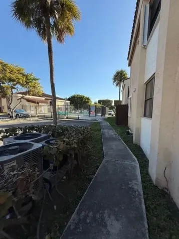 660 W Park Drive Miami FL 33172
