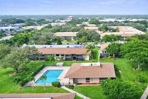 5821 Washington Street Hollywood FL 33023