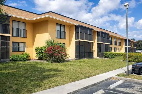 5821 Washington Street Hollywood FL 33023