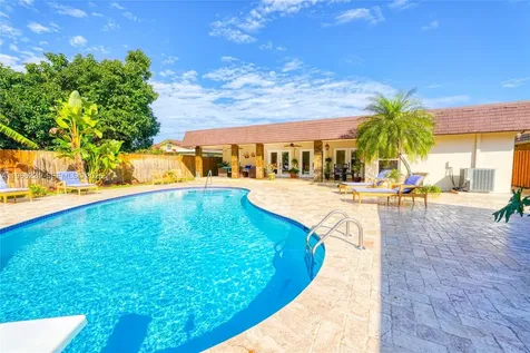 5826 SW 17th Street Miami FL 33155