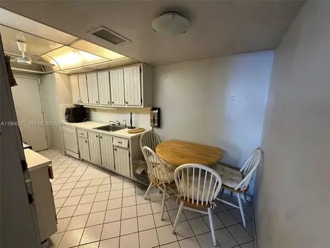 6039 Collins Avenue Miami Beach FL 33140