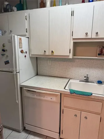 2899 Collins Avenue Miami Beach FL 33140