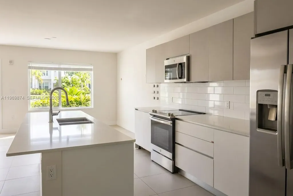 2535 NE 193rd Street Miami FL 33180