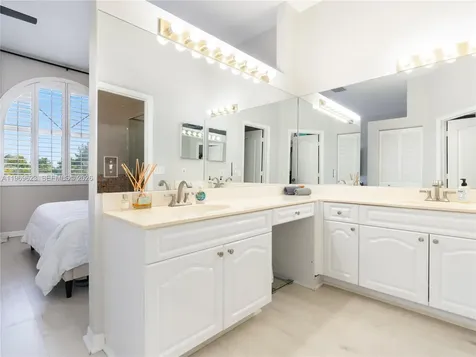 835 NE 17th Way Fort Lauderdale FL 33304