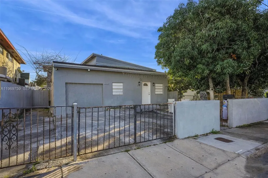 2104 NW 1st Terrace Miami FL 33125