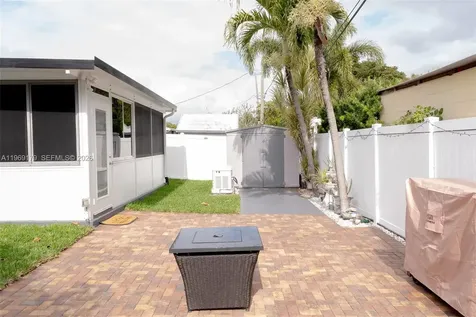 5464 NE 3rd Avenue Oakland Park FL 33334