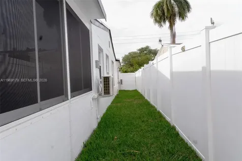 5464 NE 3rd Avenue Oakland Park FL 33334