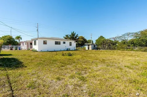 415 E 52nd Street Hialeah FL 33013
