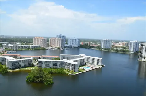 1000 W Island Boulevard Aventura FL 33160