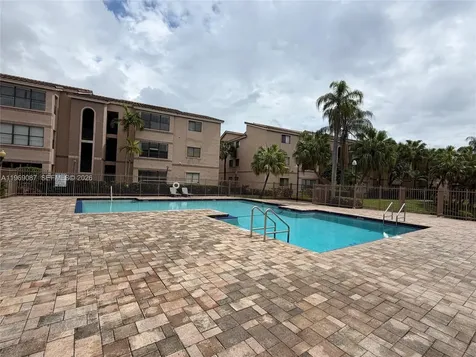 2826 S University Drive Davie FL 33328
