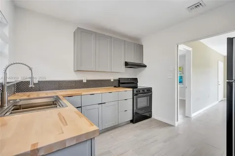 208 SW 2nd Place Dania Beach FL 33004