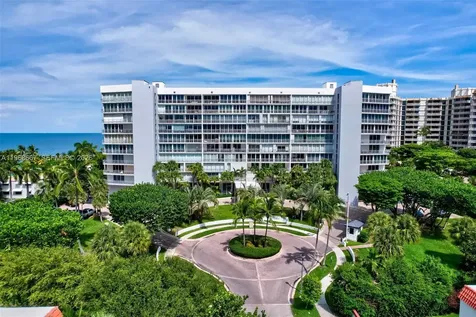 600 Grapetree Drive Key Biscayne FL 33149