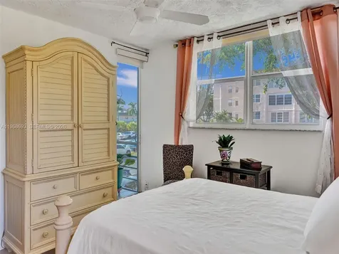 2861 Somerset Drive Lauderdale Lakes FL 33311