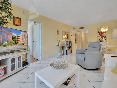 2861 Somerset Drive Lauderdale Lakes FL 33311