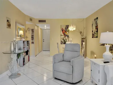 2861 Somerset Drive Lauderdale Lakes FL 33311