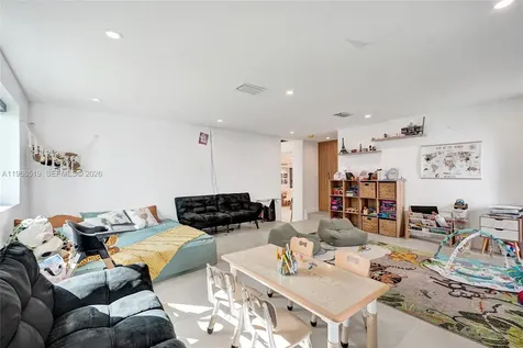 1977 S Oak Haven Circle Miami FL 33179