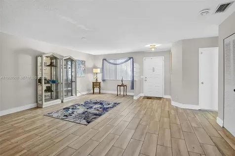 9080 Vineyard Lake Drive Plantation FL 33324