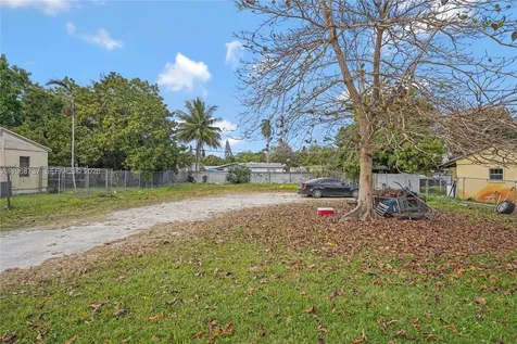 1437 NW 99th Street Miami FL 33147
