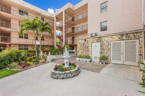 2861 Somerset Drive Lauderdale Lakes FL 33311