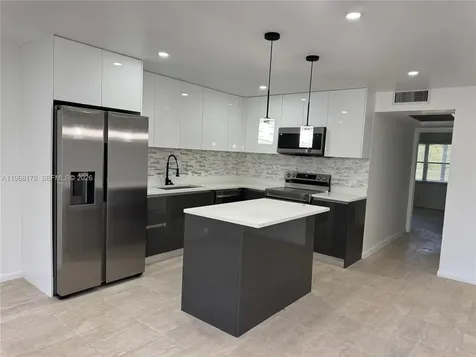 1039 Newport H Deerfield Beach FL 33442