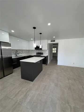 1039 Newport H Deerfield Beach FL 33442