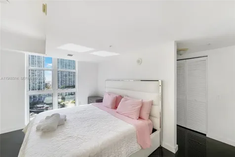 41 SE 5th Street Miami FL 33131