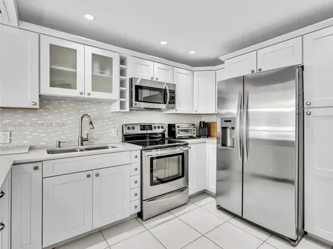 3675 N Country Club Drive Aventura FL 33180